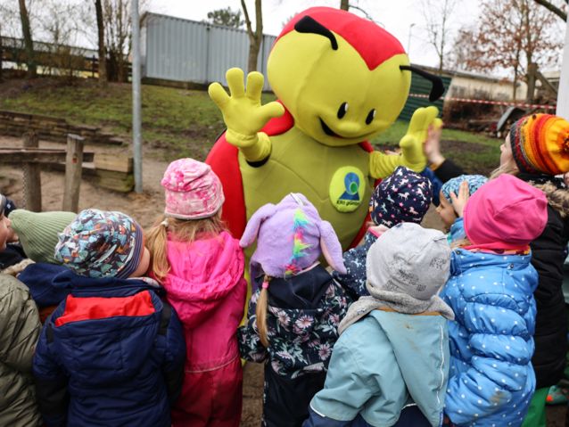 Fiete klatschte begeistert mit den Kinder ab, als er die „Naturkita“ am Lewenberg besuchte. Foto: maxpress/Steffen Holz
