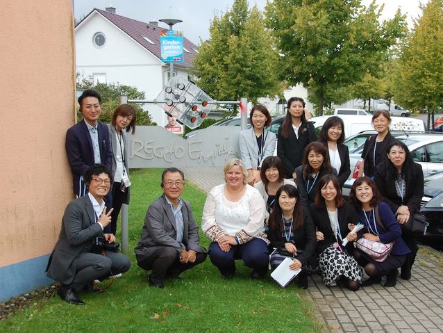 Eine Delegation von Erzieherinnen, Erziehern und Kindergartenleitern aus Japan besuchte am Mittwoch die Kita Reggio Emilia