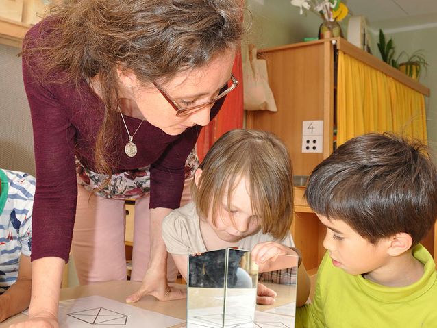 Daniela Wachowiak entdeckt mit Finnja und Konstantin das „Nikolaushaus“ neu – mit Hilfe einer Spiegelfliese