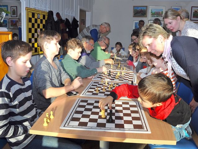 Im Anschluss an die Ehrung spielten Kinder und Senioren noch gemeinsam: natürlich Schach