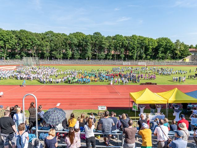 Rund 1.400 Kinder wetteiferten Mitte Juni beim 18. großen Kita gGmbH-Sportfest im Stadion Lambrechtsgrund. Sie traten im Laufen, Werfen, Weitspringen sowie in verschiedenen Staffeln gegeneinander an, motivierten sich in ihren Teams und feierten gemeinsam