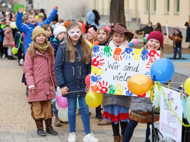 Mit der Botschaft „Wir sind viele“ machten rund 450 Kinder der Kita gGmbH aus der Paulsstadt rund um das Viertel auf sich aufmerksam Fotos: maxpress/Steffen Holz