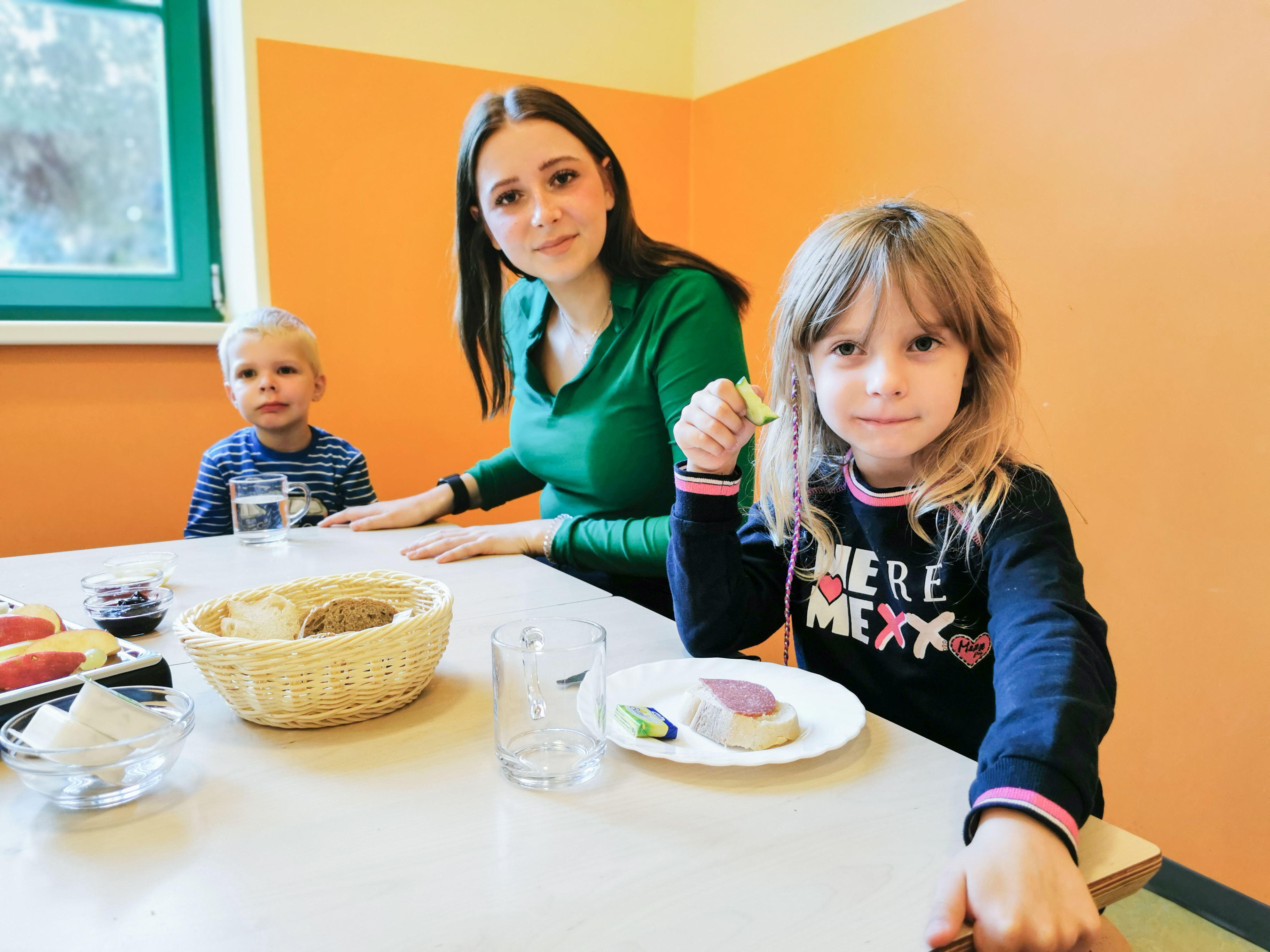 Der dreijährige Bennet (l.) und die fünfjährige Frieda (r.) genießen ihr Frühstück mit Joanne Vivian Schubert (Mi.) in der Kita „nidulus duo“ Fotos: mp