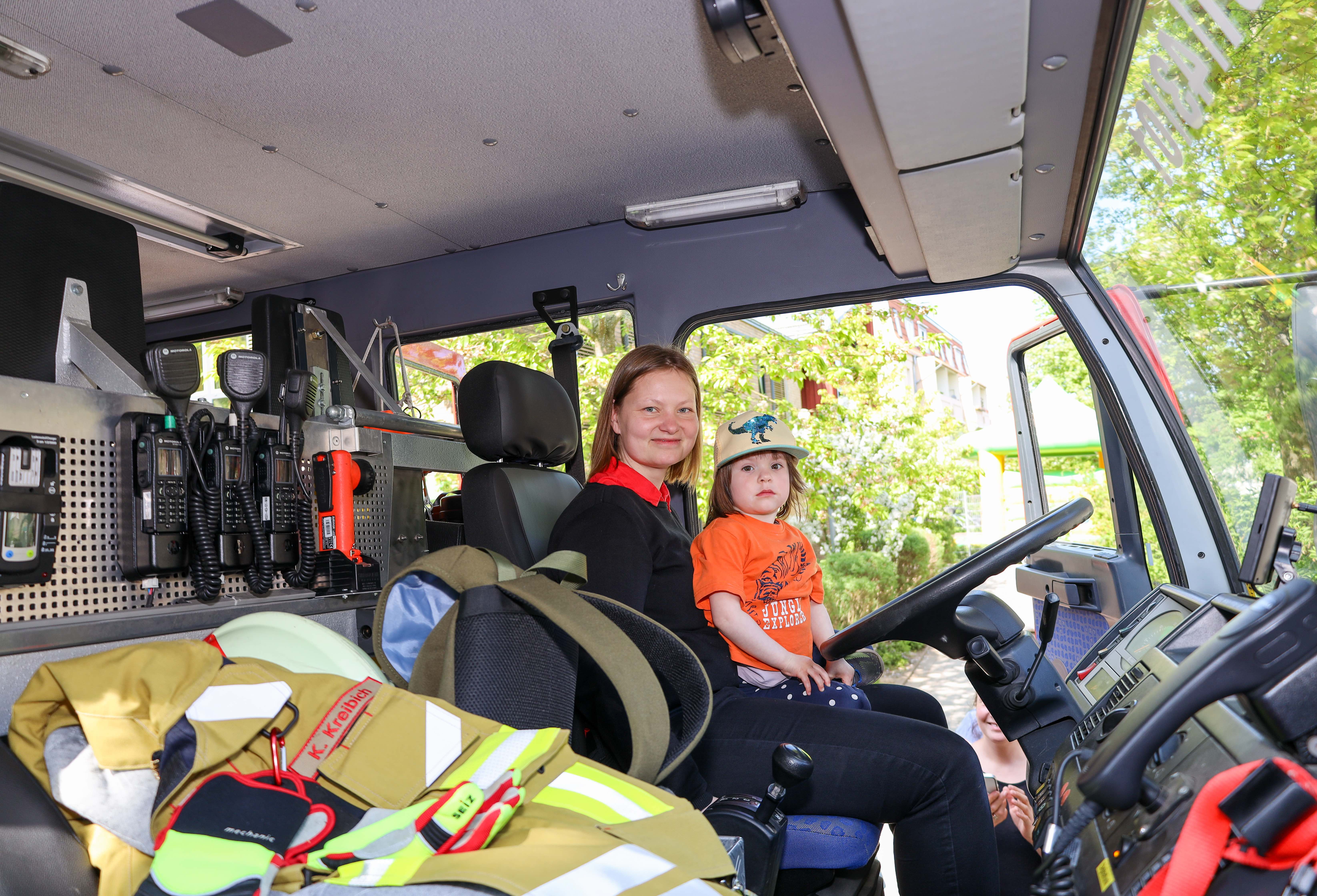 Das Fahrzeug der Freiwilligen Feuerwehr Schwerin-Mitte war ein Anziehungspunkt. Auf dem Fahrersitz die Mama mit der zweijährigen Katharina