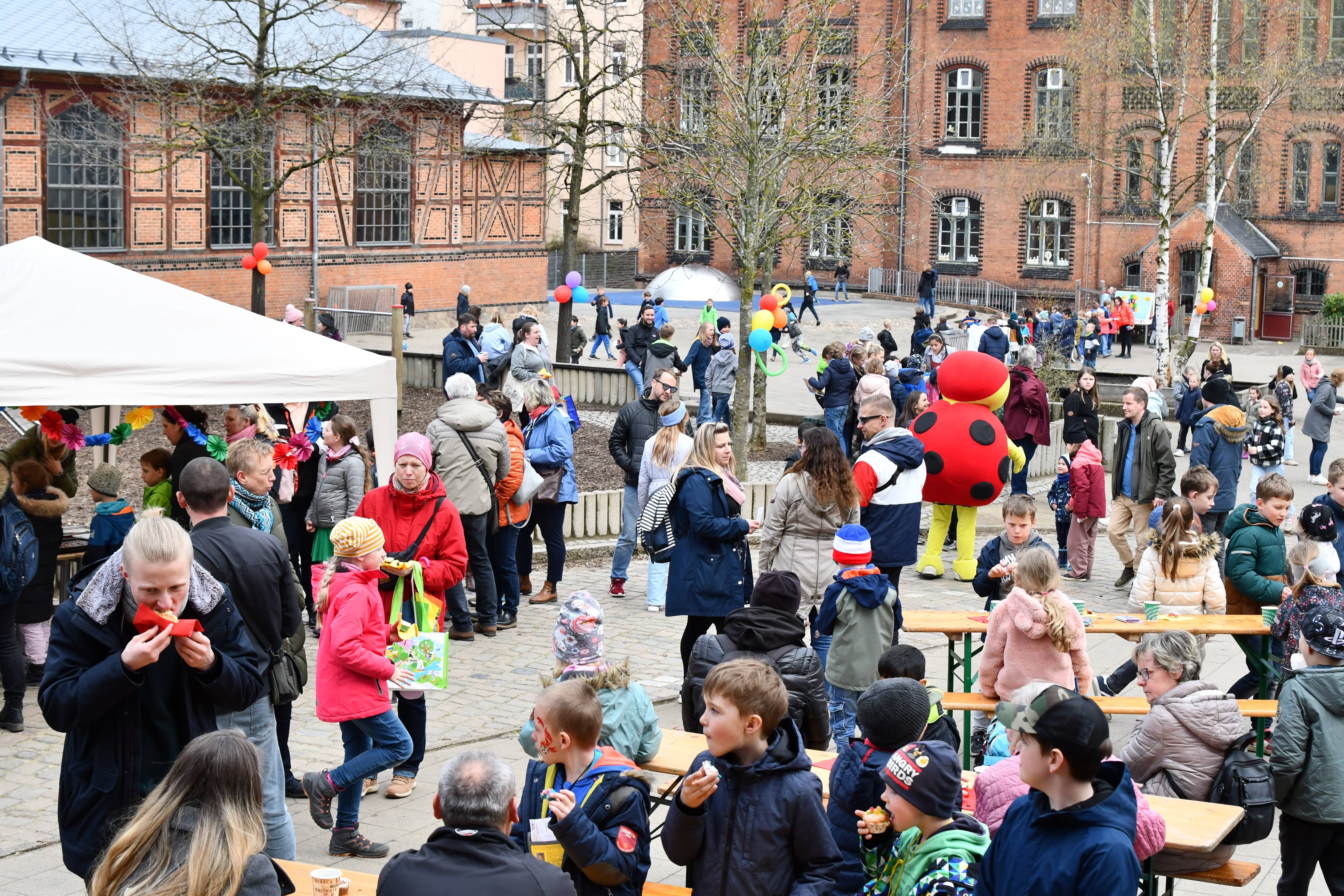 Der City-Hort feierte mit 330 Kindern, Eltern, Verwandten und Freunden ein großes Frühlingsfest auf dem Hof in der Steinstraße