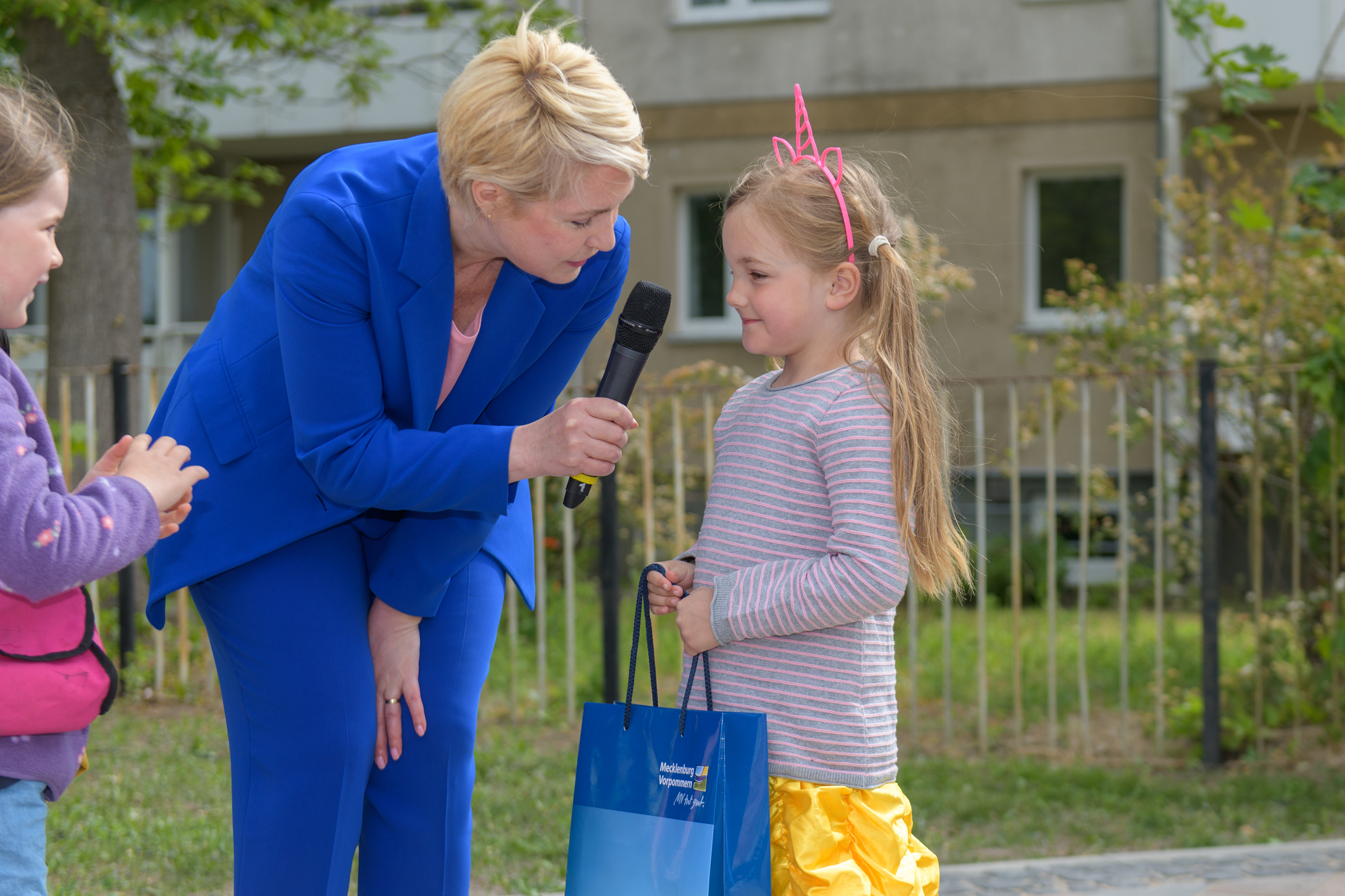 Ministerpräsidentin Manuela Schwesig wandte sich in ihrem Grußwort auch direkt an die Kinder der Kita „Gänseblümchen“ und brachte Geschenke mit