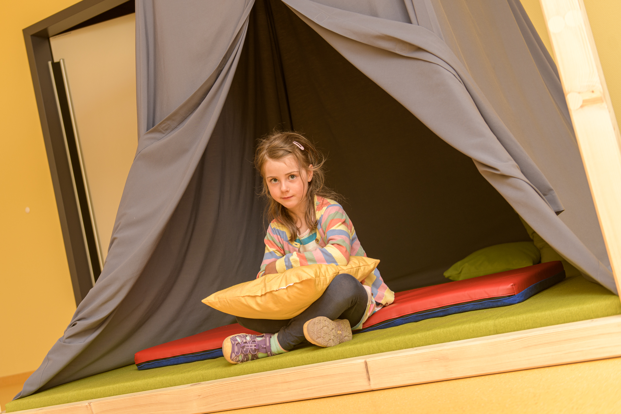Alma hat es zwischendurch gerne ruhig. Deshalb genießt die Fünfjährige das neue „Traumland“ mit Zelt und Matten