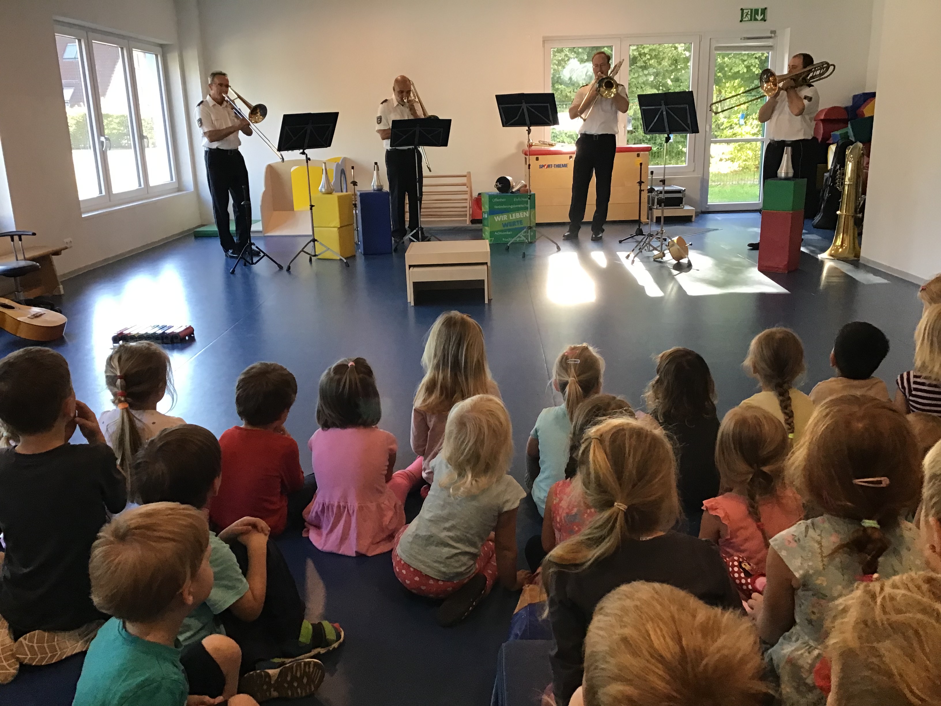Mit Blasinstrumenten wie Trompete, Posaune und Tuba präsentierten Musiker des Landespolizeiorchesters Schwerin kindgerechte Lieder und gaben auch den kitaeigenen Kindergartenboogie zum Besten