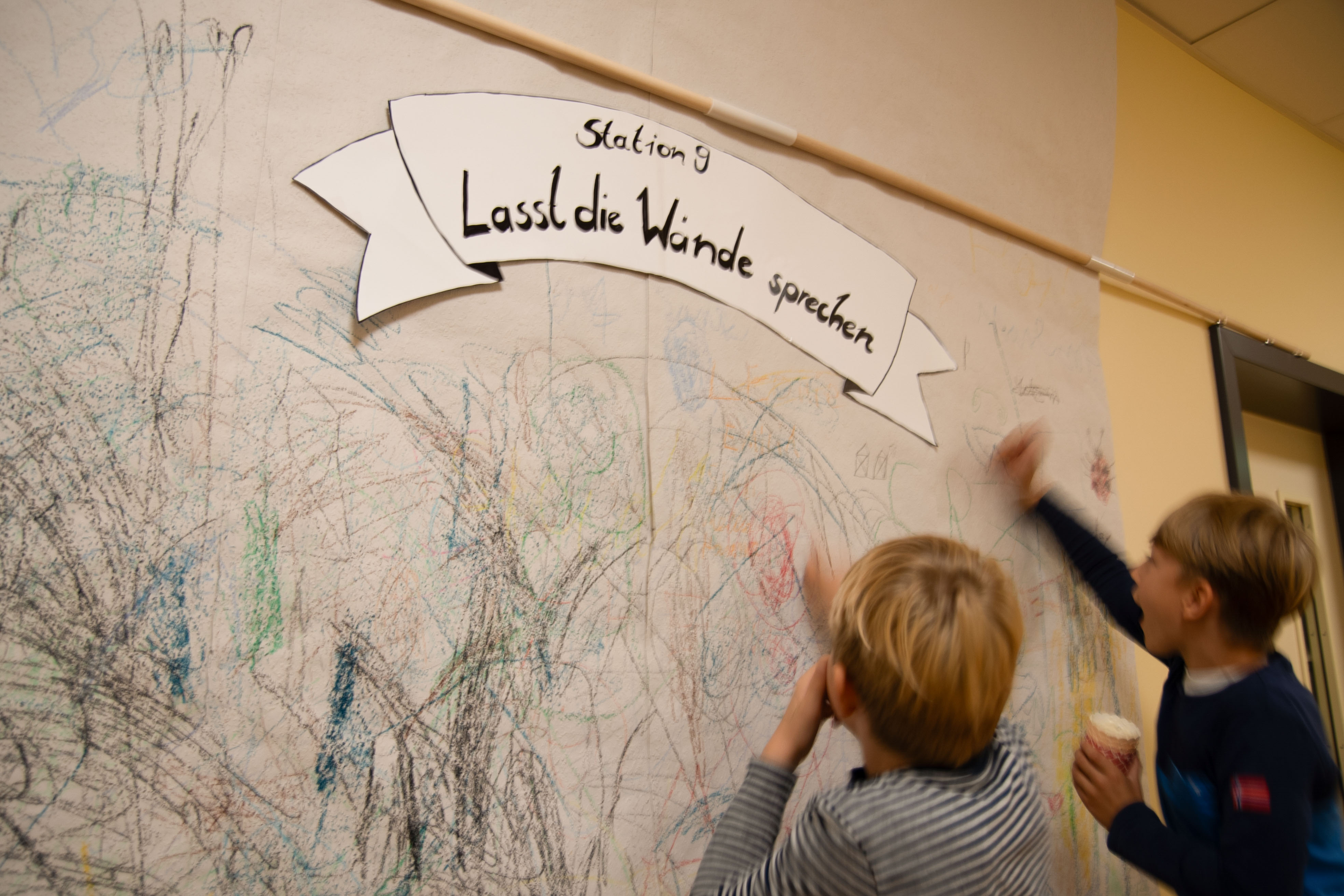 Beim Offenen Atelier im Frei-Zeit-Hort war es erlaubt die Wände zu bemalen. Viele Kinder nutzten die Chance dazu